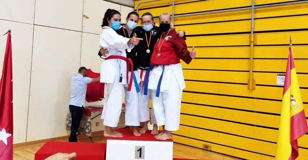 Miriam Calvo en el podio con las otras medallistas.