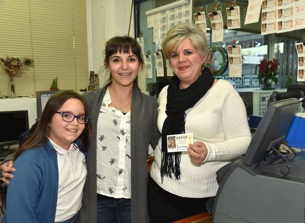 Paqui Montero (dcha.), en su administración del Rosal de Ayala. :: d. p./
