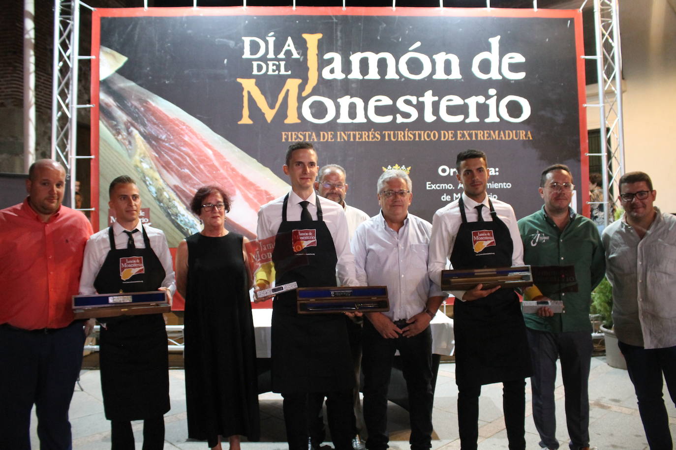 Foto de familia de los tres ganadores y el jurado.