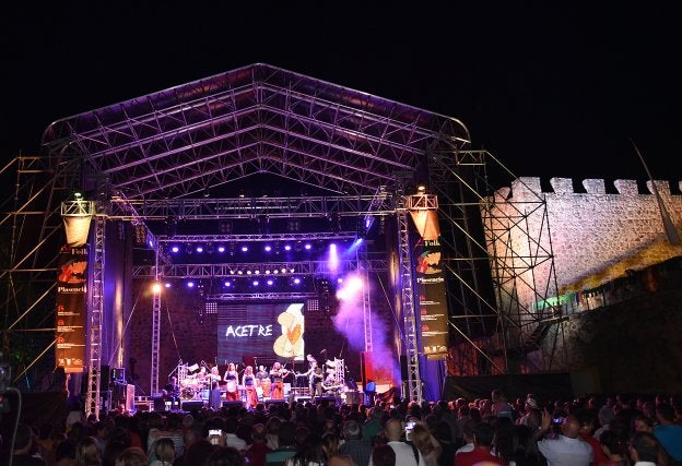Acetre en una actuación durante el Folk Plasencia :: hoy/