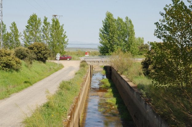 Canal de regadío de la región. :: hoy