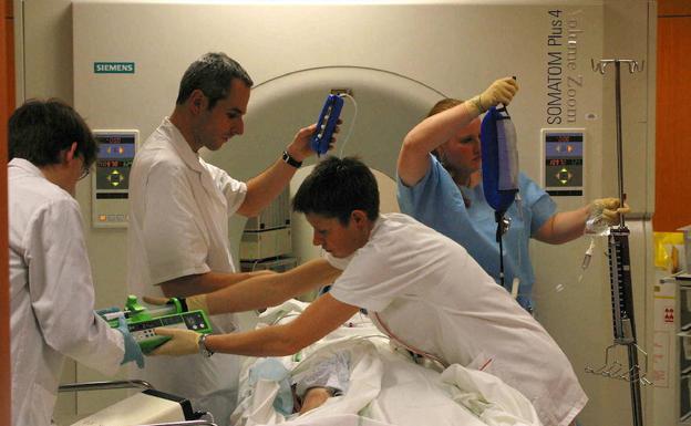 Trabajadores del SES preparan a un paciente para una prueba en un hospital extremeño./HOY