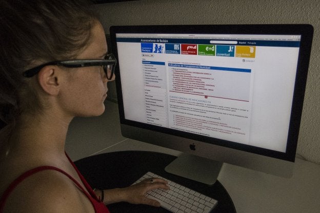 Una usuaria consulta la web municipal. :: hoy