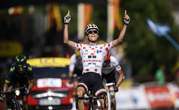Barguil celebra la victoria por delante de Quintana y Contador. /Afp