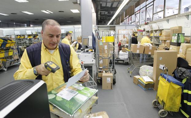 Servicio de paquetería de Correos./M. López