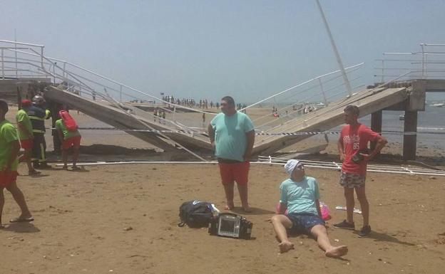 Uno de los heridos tras el accidente espera a los efectivos del 112 en Andalucía