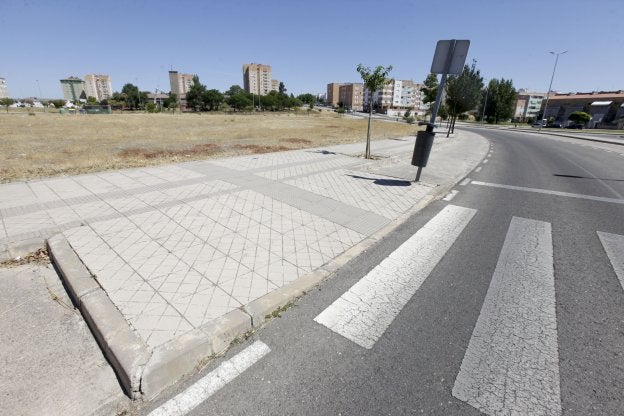 La parcela linda con las calles Cueva del Conejar y Cueva de Santa Ana y la avenida de Maltravieso. :: lorenzo cordero