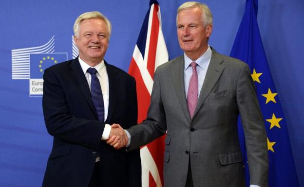 Barnier (dcha.) y Davis (izq.)./AFP