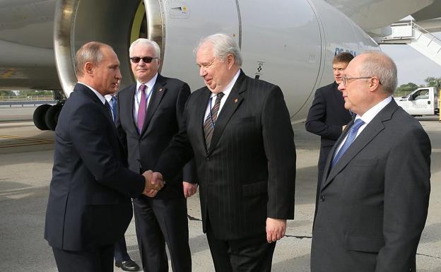 Sergei Kisliak (2d) saluda a Vladimir Putin.