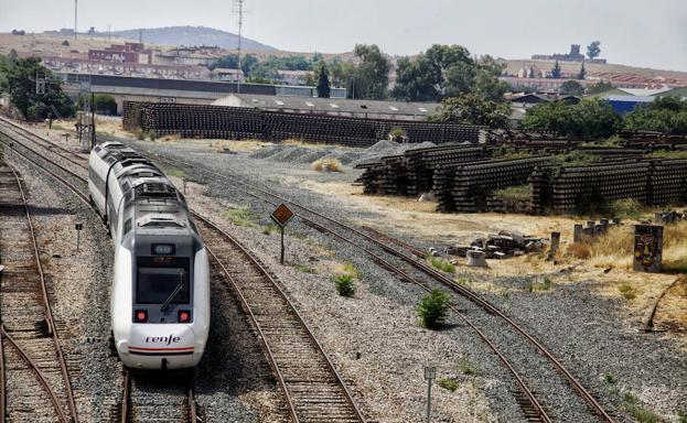 Tren saliendo ayer de la estación de Cáceres en dirección a Mérida. ::