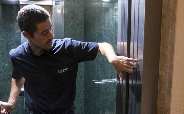 López muestra lo estrechas que son las rendijas de las puertas