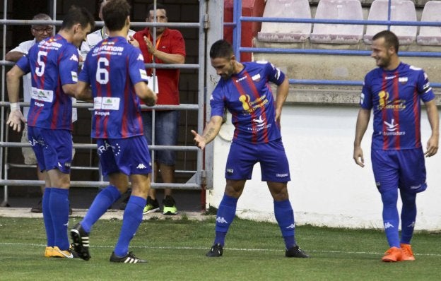 Kike Márquez celebra con mucho arte el primer gol del Extremadura UD ante el Córdoba B. :: j. m. romero