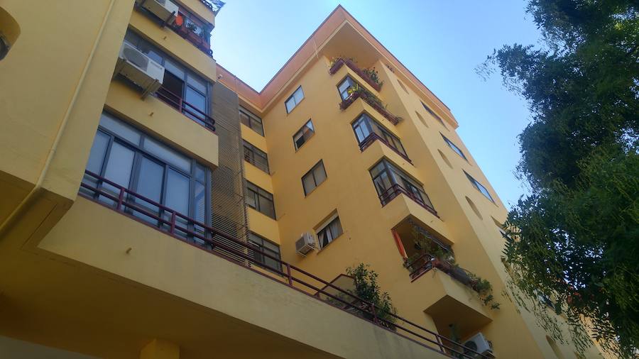 Edificio desde el que se precipitó la mujer, que finalmente ha fallecido .