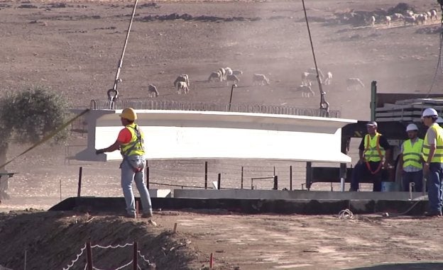 Operarios durante la colocación de la losa del puente. :: f. h.
