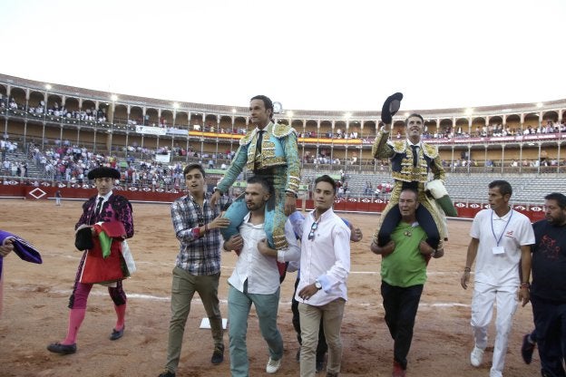 Ferrera y Talavante salen por la puerta grande en el segundo festejo de abono de la feria de Salamanca. efe