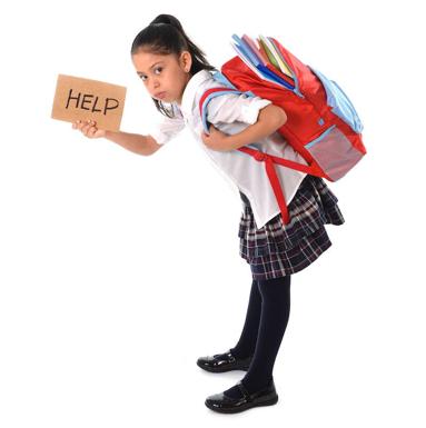 Niña pide ayuda por el peso de su mochila./Archivo