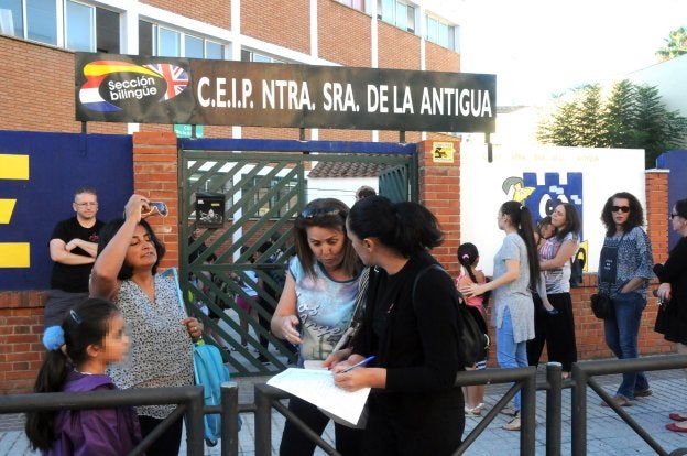Recogida de firmas de la AMPA del colegio de La Antigua para un traslado provisional de los alumnos. BRÍGIDO