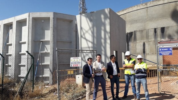 El alcalde durante su visita ayer al nuevo depósito. :: fran h.