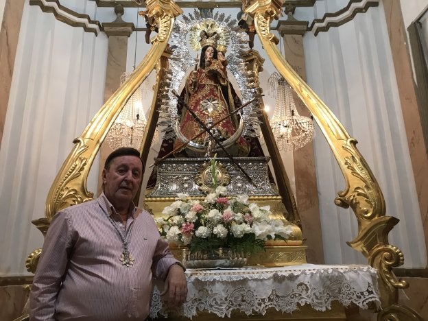 Valentín Guerrero junto a la Virgen de la Estrella. :: a. m. m.