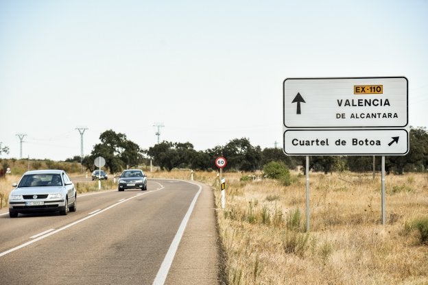 Acceso a la base General Menacho desde la EX-110. :: j. v. arnelas