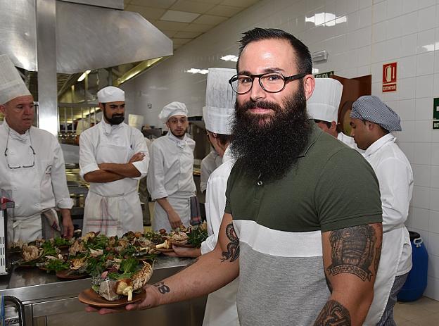 Alberto Montes, con su tapa ganadora del concurso nacional. :: palma/