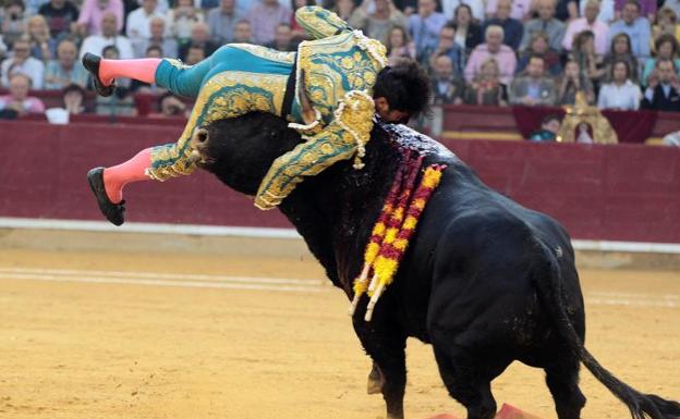 Cogida de Cayetano Rivera de Zaragoza./Javier Cebollada (Efe)