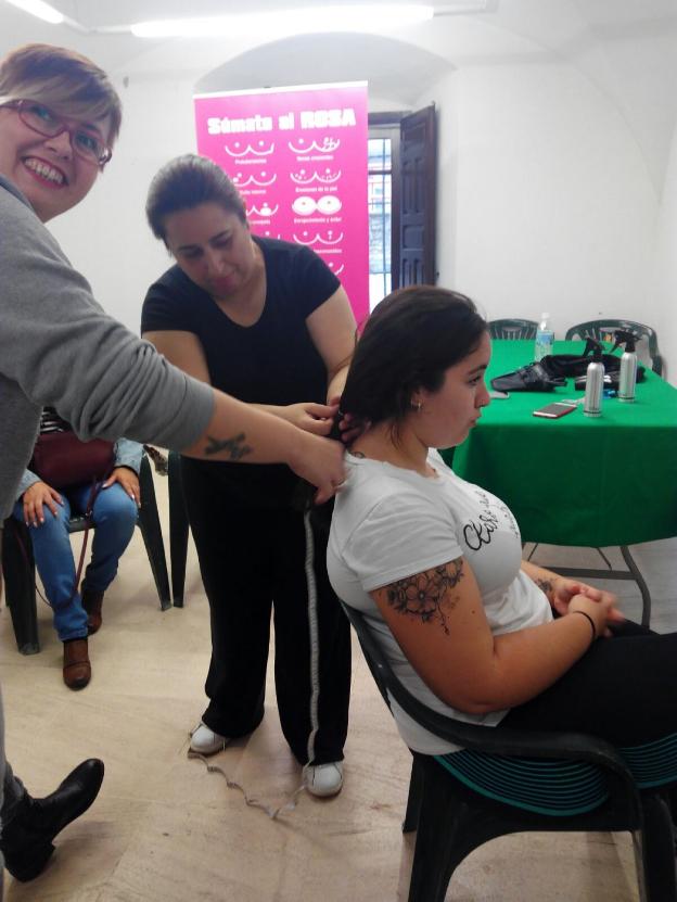 Una de las participantes en los Mechones Solidarios. :: DEL CASTILLO/