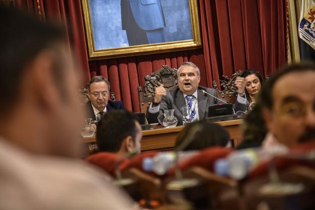 El alcalde dirigiéndose a la oposición durante el Pleno del viernes. :: josé vicente arnelas/