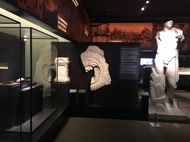 Clípeo del Foro Colonial emeritense, junto a un ara del MNAR, en el Museo Arqueológico Nacional. :: hoy/
