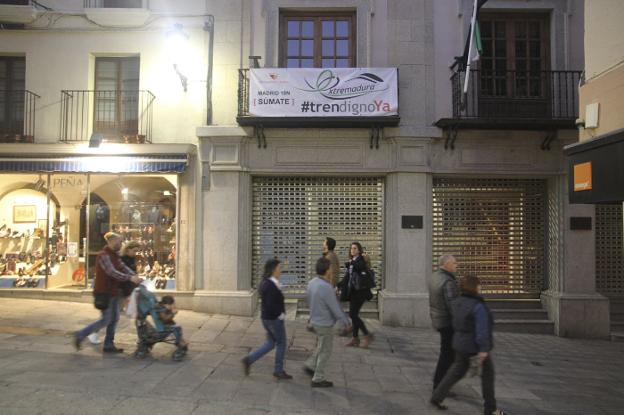Pancarta colocada por la Diputación en Pintores 10. :: armando /