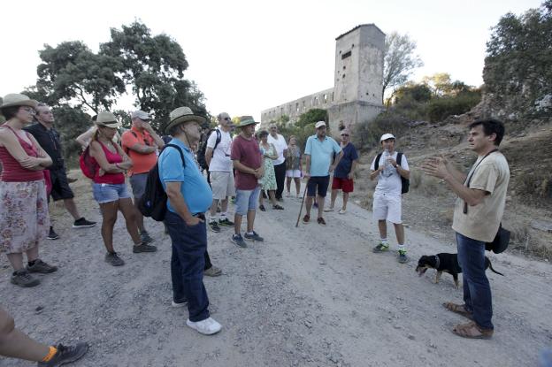 Ruta senderista a la Mina de Valdeflores organizada por la Plataforma Salvemos la Montaña. :: hoy/