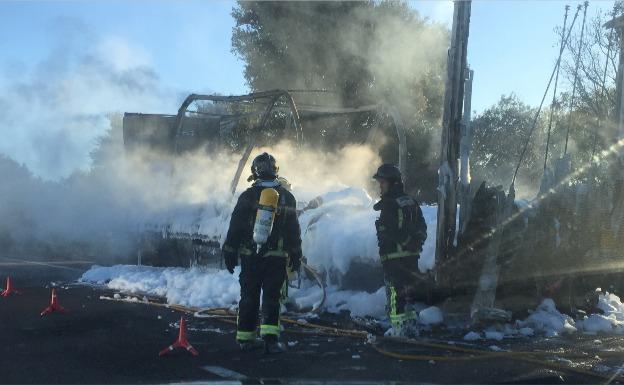 Bomberos de Mérida han apagado las llamas que han calcinado el camión:: HOY/