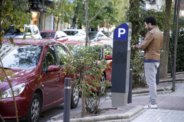 Un usuario de la zona azul en la Avenida de España. :: l. cordero/