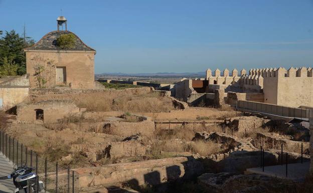 Junta y Ayuntamiento pondrán 150.000 euros para la Alcazaba en 2018 y 2019