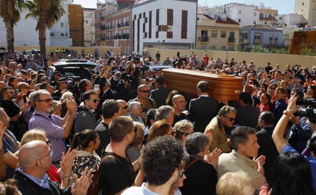 El féretro de Chiquito de la Calzada./Álvaro Cabrera