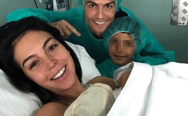 Cristiano Ronaldo y Georgina posan con la recién nacida y el hijo mayor del futbolista. /Twitter