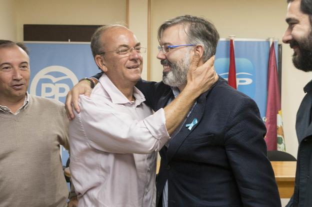 Monago y Pizarro se abrazan ayer en la sede local del PP. :: andy solé/