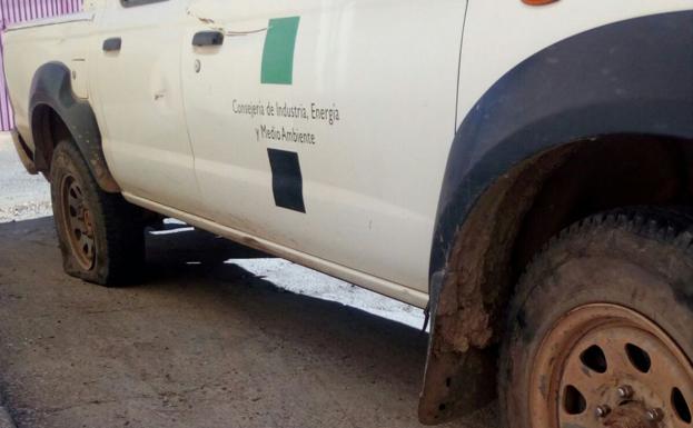 Ruedas pinchadas en un vehículo de los agentes del Medio Natural tras una montería en el entorno de la Reserva de Cijara: UGT/