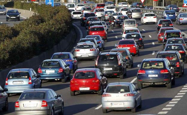 Varios coches en un atasco./EFE