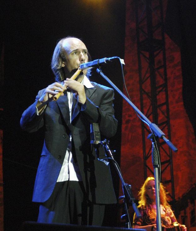 Carlos Núñez en el festival Folk Plasencia de 2009. :: efe/