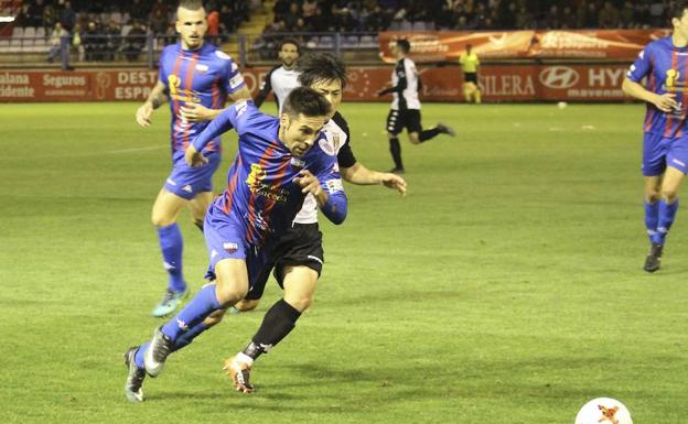 Valverde se marcha de Kiu ante la mirada de Pardo