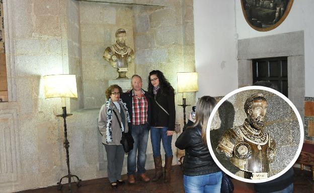 El busto en el salón Carlos V del Palacio de Mirabel; en el círculo, detalle de la escultura, tallada por Leoni en 1555. :: /PALMA
