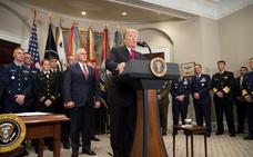 Donald Trump ofrece una rueda de prensa junto a Mike Pence y personal de Defensa, tras la firma de la Ley de Autorización de Defensa Nacional para el 2018./Efe