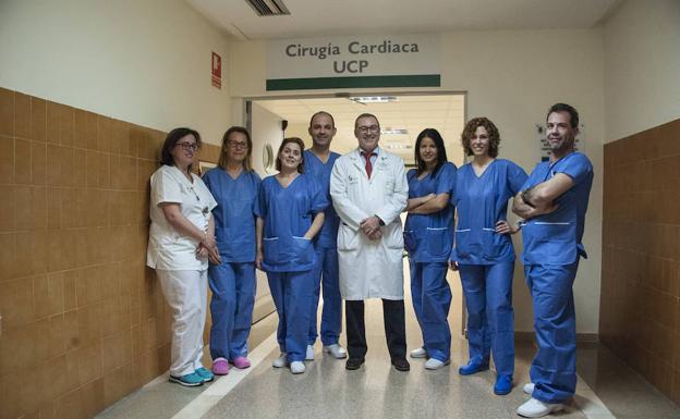 El doctor José Ramón González, en el centro, con parte del equipo en la puerta de la UCP./PAKOPÍ