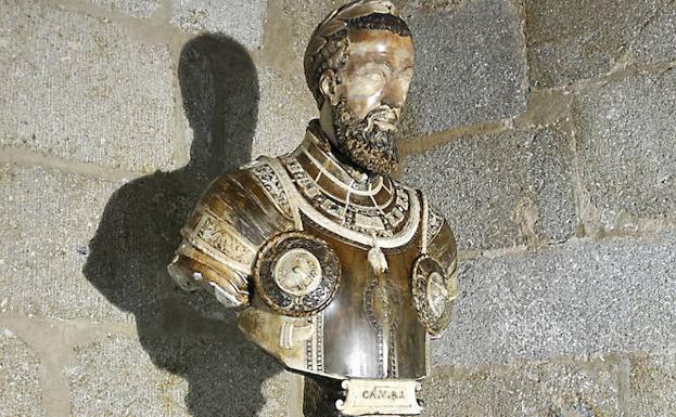 El busto de Carlos V, en su hornacina del Palacio de Mirabel./D. PALMA