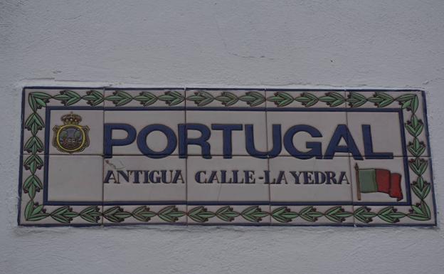 Calle Portugal en Fregenal de la Sierra, cuyo Ayuntamiento debe cambiar el motivo de su colocación./J. I. M.