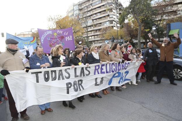 La marcha por la paz congregó a cinco confesiones distintas y personas sin creencias religiosas. :: a. m. /