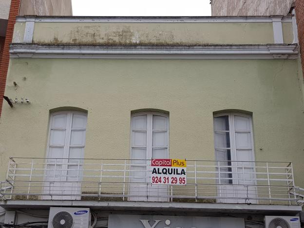 Vivienda con un cartel de anuncio de alquiler en Mérida. :: J. M. ROMERO/