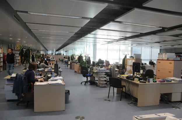 Empleados públicos en una oficina de la Junta de Extremadura. / HOY