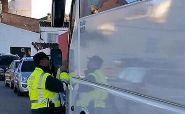 Control de la Guardia Civil de Tráfico a un autobús escolar. /